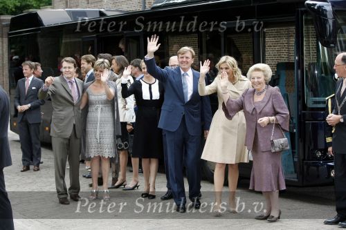 Apeldoorn 6 juni 2009
De koninklijke familie bezoekt paleis het Loo een maand na de aanslag. Koningin Beatrix Maxima Prins Willem Alexander Prins Constantijn Prinses Laurentien Prinses Mabel Pieter v Vollenhoven Prins Maurits Prinses Marilene Prins Floris Prinses Annette Prins Bernhard jr Prinses Anita en Prins Pieter Christiaan
Peter Smulders bv