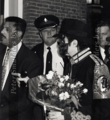 Amsterdam, Oktober 1996
Michael Jackson voor het Grand Hotel
Foto Miriam Lezer