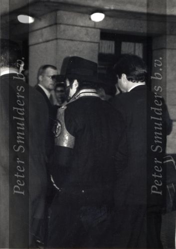 Amsterdam, Oktober 1996
Michael Jackson voor het Grand Hotel
Foto Miriam Lezer