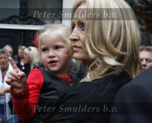 Amsterdam, 27 Juni 2009
Begrafenis Bolle Jan ( Jan Froger
Natasja Froger met kleindochter Rene
Foto Peter Smulders BV