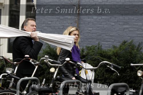 Amsterdam 18 januari 2010
Nicolette v Dam en haar vader met spullen voor Nicolette haar nieuwe huis boven de traitteur van haar vader.
Peter
