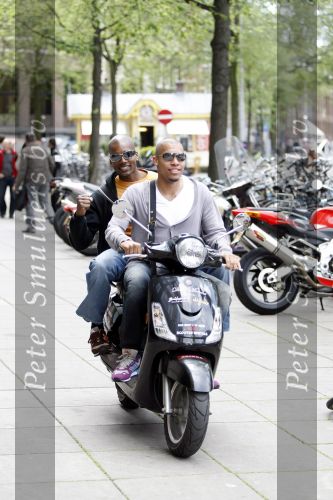 Amsterdam 18 juni 2009
Dads moment georganiseerd door the class company. Nigel de Jong met een vriend
De heren gingen op scooters door de stad.
Peter Smulders bv