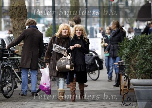Amsterdam 16 januari 2010
Patricia Paay en haar zus Yvonne Keeley aan het winkelen op de cornelis schuytstraat.
Peter Smulders bv