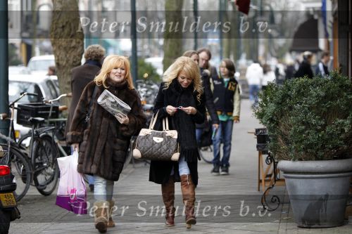 Amsterdam 16 januari 2010
Patricia Paay en haar zus Yvonne Keeley aan het winkelen op de cornelis schuytstraat.
Peter Smulders bv