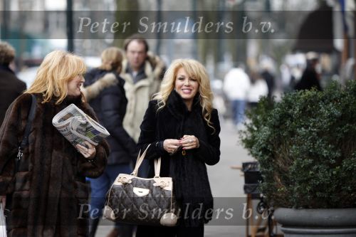 Amsterdam 16 januari 2010
Patricia Paay en haar zus Yvonne Keeley aan het winkelen op de cornelis schuytstraat.
Peter Smulders bv