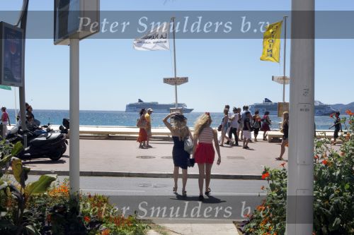 Cannes, 18 Juli 2009
Patricia Paay met haar dochter Christina Curry shoppend, wandelend en tijdens de lunch.
Foto Peter Smulders BV