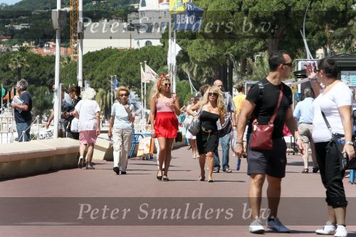 Cannes, 18 Juli 2009
Patricia Paay met haar dochter Christina Curry shoppend, wandelend en tijdens de lunch.
Foto Peter Smulders BV