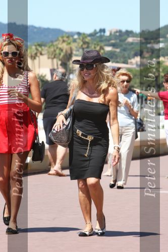 Cannes, 18 Juli 2009
Patricia Paay met haar dochter Christina Curry shoppend, wandelend en tijdens de lunch.
Foto Peter Smulders BV