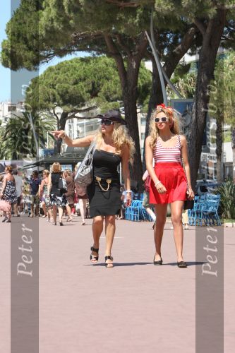 Cannes, 18 Juli 2009
Patricia Paay met haar dochter Christina Curry shoppend, wandelend en tijdens de lunch.
Foto Peter Smulders BV