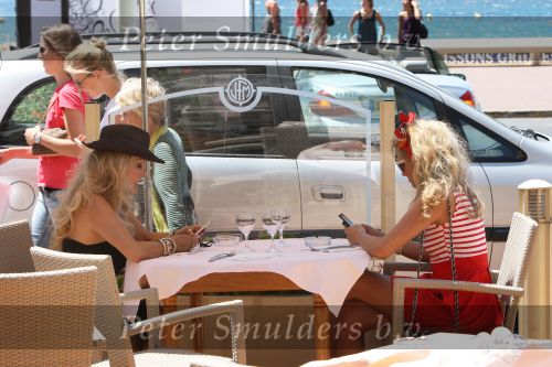 Cannes, 18 Juli 2009
Patricia Paay met haar dochter Christina Curry shoppend, wandelend en tijdens de lunch.
Foto Peter Smulders BV
