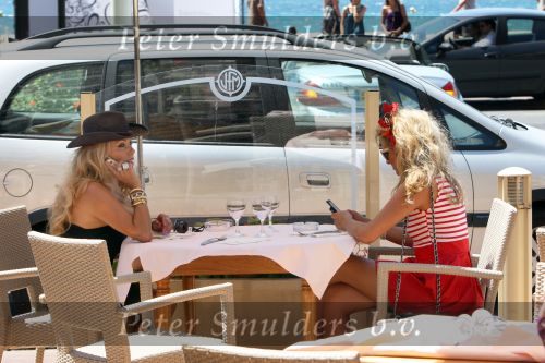 Cannes, 18 Juli 2009
Patricia Paay met haar dochter Christina Curry shoppend, wandelend en tijdens de lunch.
Foto Peter Smulders BV