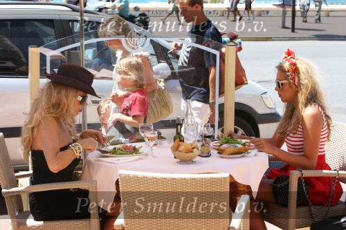 Cannes, 18 Juli 2009
Patricia Paay met haar dochter Christina Curry shoppend, wandelend en tijdens de lunch.
Foto Peter Smulders BV