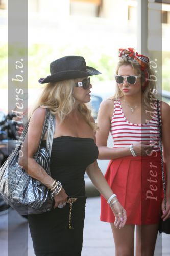 Cannes, 18 Juli 2009
Patricia Paay met haar dochter Christina Curry shoppend, wandelend en tijdens de lunch.
Foto Peter Smulders BV