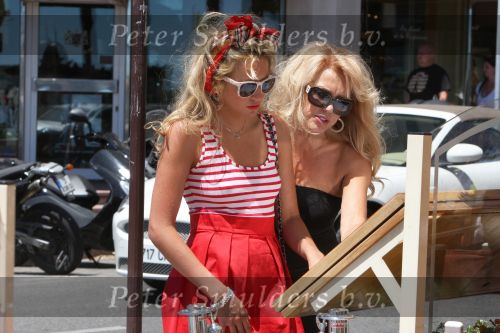 Cannes, 18 Juli 2009
Patricia Paay met haar dochter Christina Curry shoppend, wandelend en tijdens de lunch.
Foto Peter Smulders BV