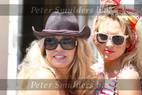 Cannes, 18 Juli 2009
Patricia Paay met haar dochter Christina Curry shoppend, wandelend en tijdens de lunch.
Foto Peter Smulders BV