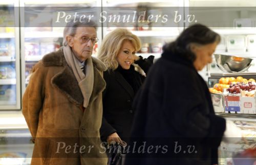 Amsterdam 20 januari 2010
Patricia Paay doet met bril boodschappen op de cornelis schuytstraat.
Peter Smulders bv