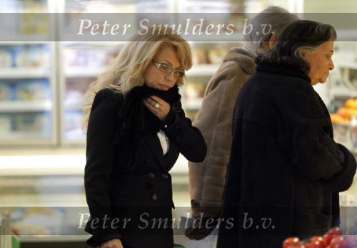 Amsterdam 20 januari 2010
Patricia Paay doet met bril boodschappen op de cornelis schuytstraat.
Peter Smulders bv