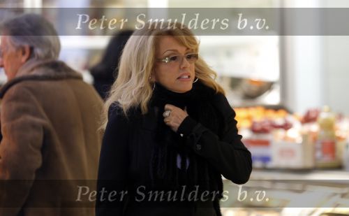 Amsterdam 20 januari 2010
Patricia Paay doet met bril boodschappen op de cornelis schuytstraat.
Peter Smulders bv