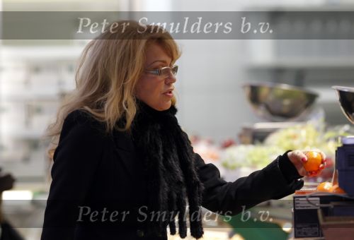 Amsterdam 20 januari 2010
Patricia Paay doet met bril boodschappen op de cornelis schuytstraat.
Peter Smulders bv