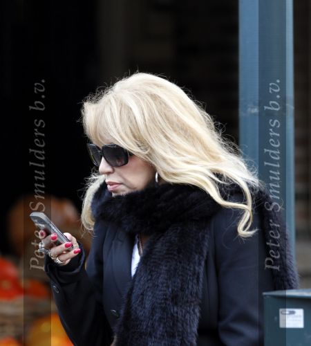 Amsterdam 20 januari 2010
Patricia Paay doet met bril boodschappen op de cornelis schuytstraat.
Peter Smulders bv