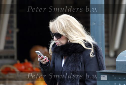 Amsterdam 20 januari 2010
Patricia Paay doet met bril boodschappen op de cornelis schuytstraat.
Peter Smulders bv