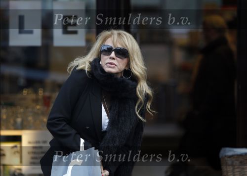 Amsterdam 20 januari 2010
Patricia Paay doet met bril boodschappen op de cornelis schuytstraat.
Peter Smulders bv