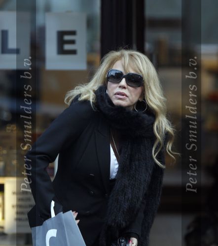Amsterdam 20 januari 2010
Patricia Paay doet met bril boodschappen op de cornelis schuytstraat.
Peter Smulders bv