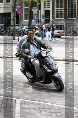 Amsterdam 18 juni 2009
Dads moment georganiseerd door the class company.
De heren gingen op scooters door de stad. Patrick Kluivert met Elton de Kom
Peter Smulders bv