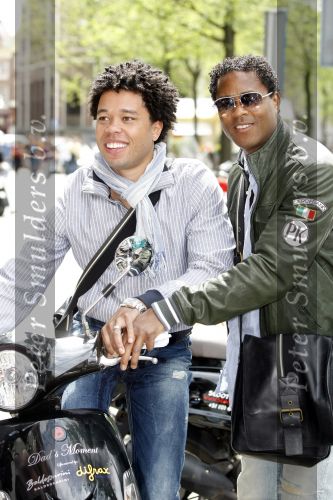 Amsterdam 18 juni 2009
Dads moment georganiseerd door the class company.
De heren gingen op scooters door de stad. Patrick Kluivert met Elton de Kom
Peter Smulders bv