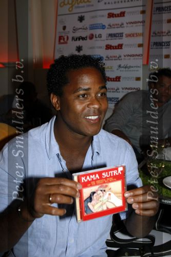 Amsterdam 18 juni 2009
Dads moment georganiseerd door the class company.
De heren gingen op scooters door de stad. Patrick Kluivert met Elton de Kom
Peter Smulders bv