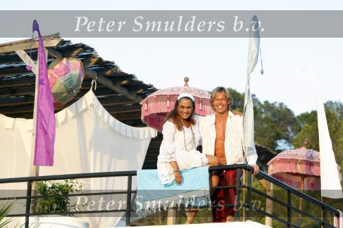 Ibiza 11 juli 2009
Patty Brard met vriend Antoine en hun 2 hondjes bij haar huis op ibiza.
Peter Smulders bv