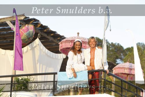 Ibiza 11 juli 2009
Patty Brard met vriend Antoine en hun 2 hondjes bij haar huis op ibiza.
Peter Smulders bv