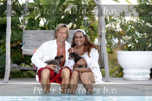 Ibiza 11 juli 2009
Patty Brard met vriend Antoine en hun 2 hondjes bij haar huis op ibiza.
Peter Smulders bv