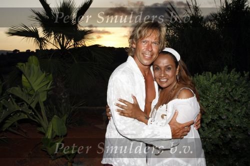 Ibiza 11 juli 2009
Patty Brard met vriend Antoine en hun 2 hondjes bij haar huis op ibiza.
Peter Smulders bv