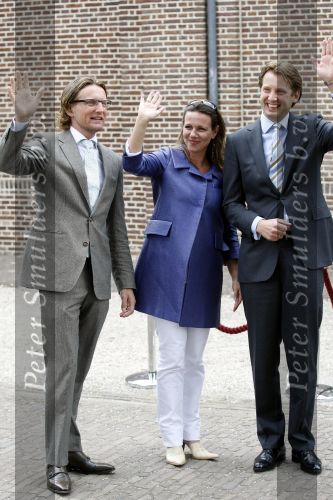 Apeldoorn 6 juni 2009
De koninklijke familie bezoekt paleis het Loo een maand na de aanslag. Prins Floris Prinses Annette en Prins Bernhard jr
Peter Smulders bv