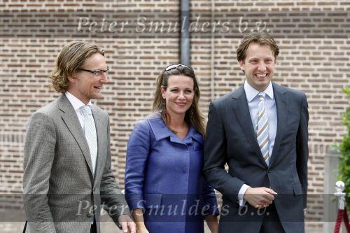 Apeldoorn 6 juni 2009
De koninklijke familie bezoekt paleis het Loo een maand na de aanslag. Prins Floris Prinses Annette en Prins Bernhard jr
Peter Smulders bv