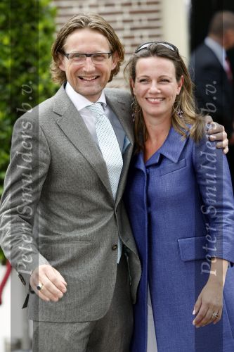 Apeldoorn 6 juni 2009
De koninklijke familie bezoekt paleis het Loo een maand na de aanslag. Prins Floris Prinses Annette en Prins Bernhard jr
Peter Smulders bv