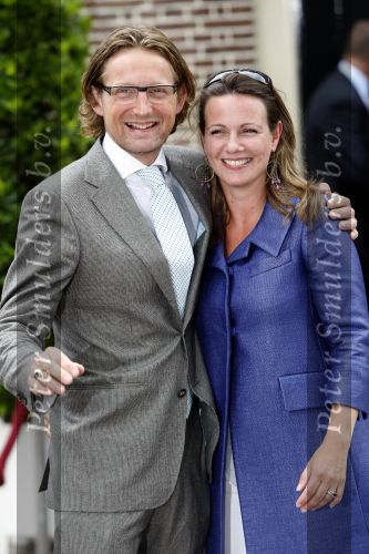 Apeldoorn 6 juni 2009
De koninklijke familie bezoekt paleis het Loo een maand na de aanslag. Prins Floris Prinses Annette en Prins Bernhard jr
Peter Smulders bv