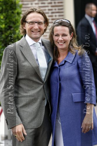 Apeldoorn 6 juni 2009
De koninklijke familie bezoekt paleis het Loo een maand na de aanslag. Prins Floris Prinses Annette en Prins Bernhard jr
Peter Smulders bv