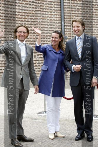 Apeldoorn 6 juni 2009
De koninklijke familie bezoekt paleis het Loo een maand na de aanslag. Prins Floris Prinses Annette en Prins Bernhard jr
Peter Smulders bv