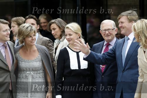 Apeldoorn 6 juni 2009
De koninklijke familie bezoekt paleis het Loo een maand na de aanslag. Koningin Beatrix Maxima Prins Willem Alexander Prins Constantijn Prinses Laurentien Prinses Mabel Pieter v Vollenhoven Prins Maurits Prinses Marilene Prins Floris Prinses Annette Prins Bernhard jr Prinses Anita en Prins Pieter Christiaan
Peter Smulders bv