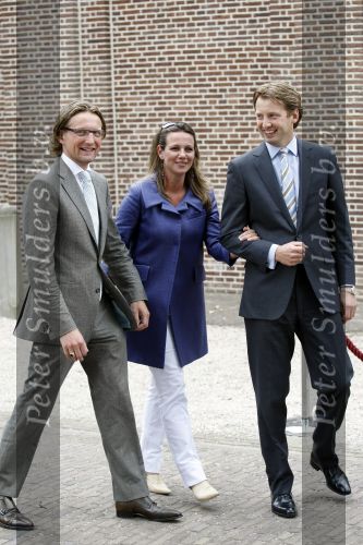 Apeldoorn 6 juni 2009
De koninklijke familie bezoekt paleis het Loo een maand na de aanslag. Prins Floris Prinses Annette en Prins Bernhard jr
Peter Smulders bv