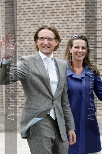 Apeldoorn 6 juni 2009
De koninklijke familie bezoekt paleis het Loo een maand na de aanslag. Prins Floris Prinses Annette en Prins Bernhard jr
Peter Smulders bv