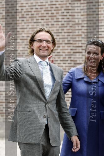 Apeldoorn 6 juni 2009
De koninklijke familie bezoekt paleis het Loo een maand na de aanslag. Prins Floris Prinses Annette en Prins Bernhard jr
Peter Smulders bv