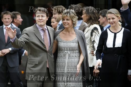 Apeldoorn 6 juni 2009
De koninklijke familie bezoekt paleis het loo een maand na de aanslag. Prinses laurentien en Prins Constantijn
Peter Smulders bv