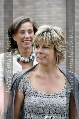Apeldoorn 6 juni 2009
De koninklijke familie bezoekt paleis het loo een maand na de aanslag. Prinses laurentien en Prins Constantijn
Peter Smulders bv