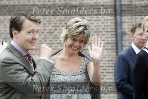 Apeldoorn 6 juni 2009
De koninklijke familie bezoekt paleis het loo een maand na de aanslag. Prinses laurentien en Prins Constantijn
Peter Smulders bv