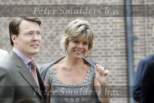 Apeldoorn 6 juni 2009
De koninklijke familie bezoekt paleis het loo een maand na de aanslag. Prinses laurentien en Prins Constantijn
Peter Smulders bv