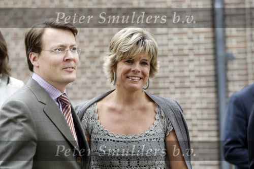 Apeldoorn 6 juni 2009
De koninklijke familie bezoekt paleis het loo een maand na de aanslag. Prinses laurentien en Prins Constantijn
Peter Smulders bv