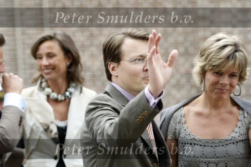 Apeldoorn 6 juni 2009
De koninklijke familie bezoekt paleis het loo een maand na de aanslag. Prinses laurentien en Prins Constantijn
Peter Smulders bv